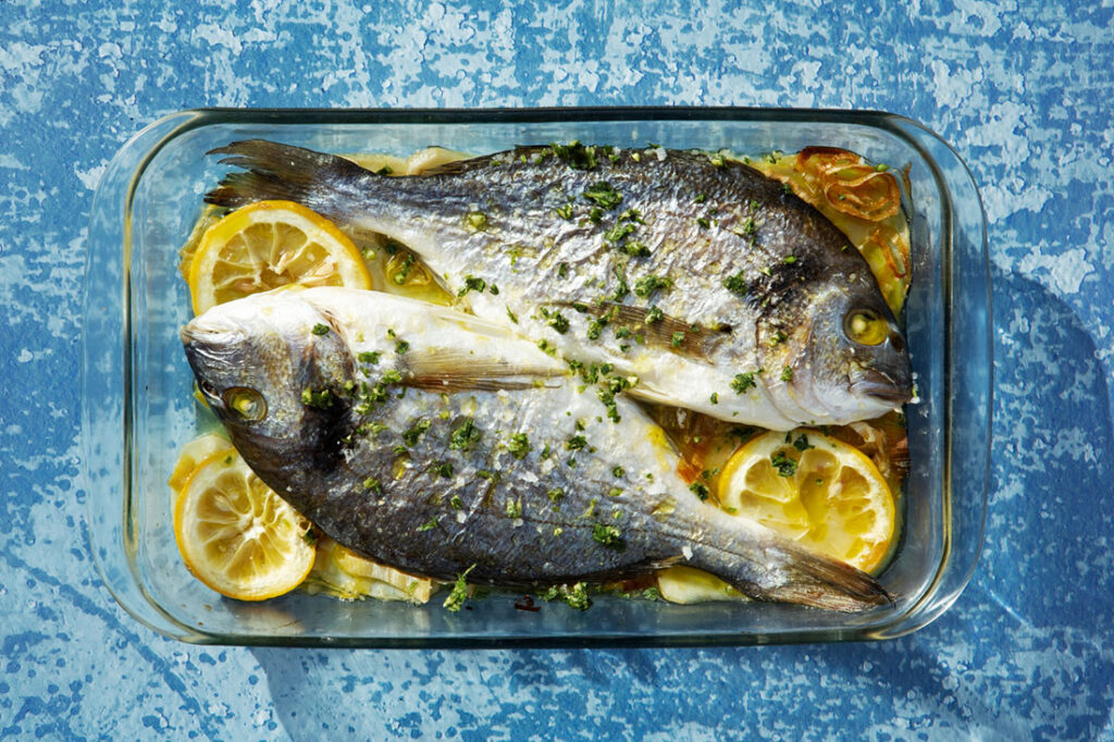 mit Zitrone zubereiteter Fisch